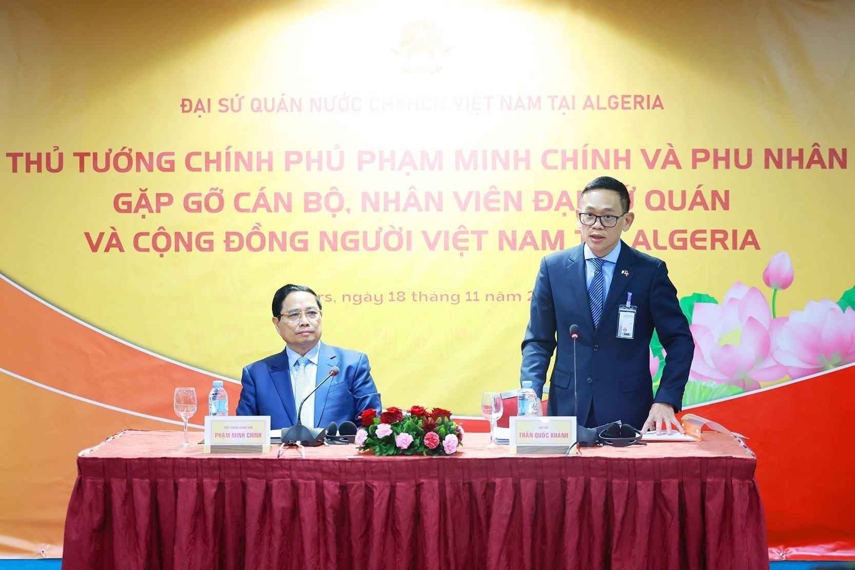 vna-potal-thu-tuong-va-phu-nhan-gap-cong-dong-nguoi-viet-nam-tai-algeria-8417104.jpg